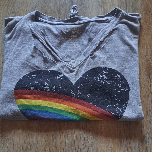 Flowers by Zoe Gray Rainbow Heart V-neck Distressed Shortsleeve Crop Top XL - Picture 6 of 10